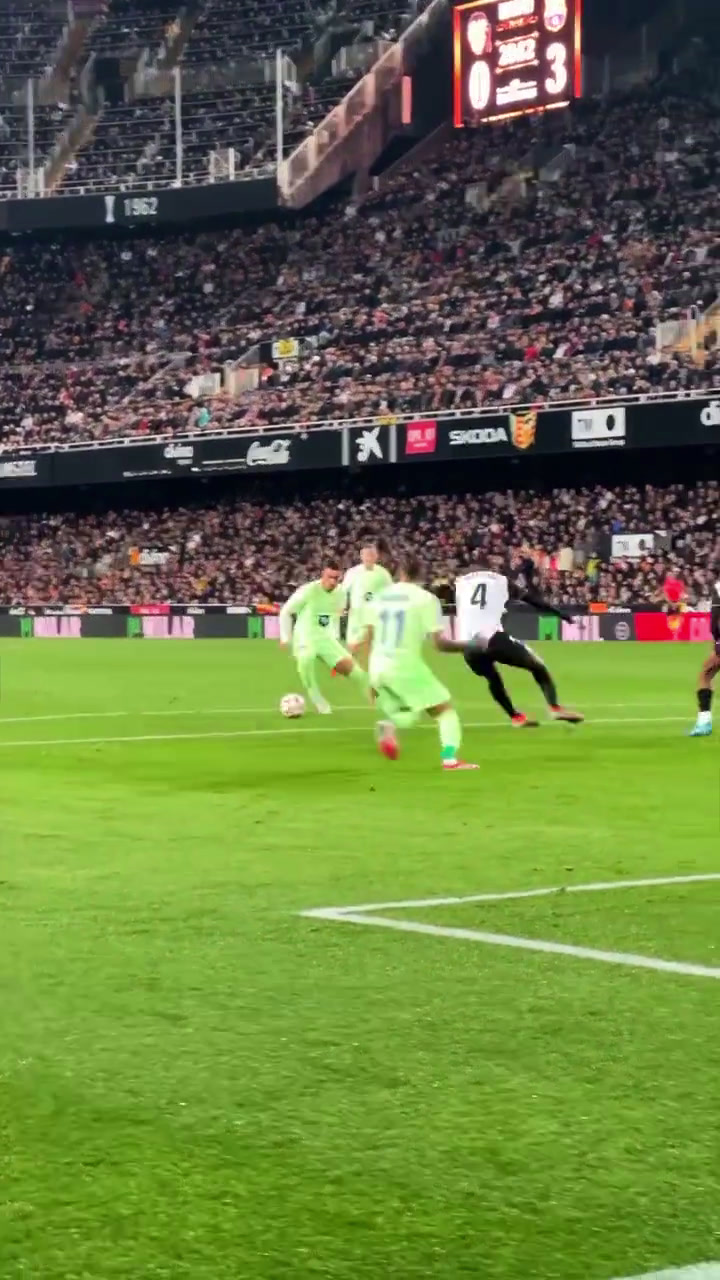 费德勒官方宣布战术调整新规，巴塞罗那引发争议！观众掌声雷动