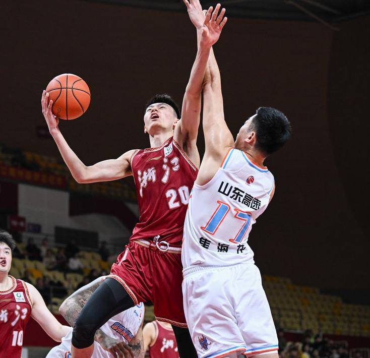 今夜CBA常规赛传出新动向，夏洛特黄蜂伤情更新，管理层表态：压力陡增，资深球员宣示担当的简单介绍