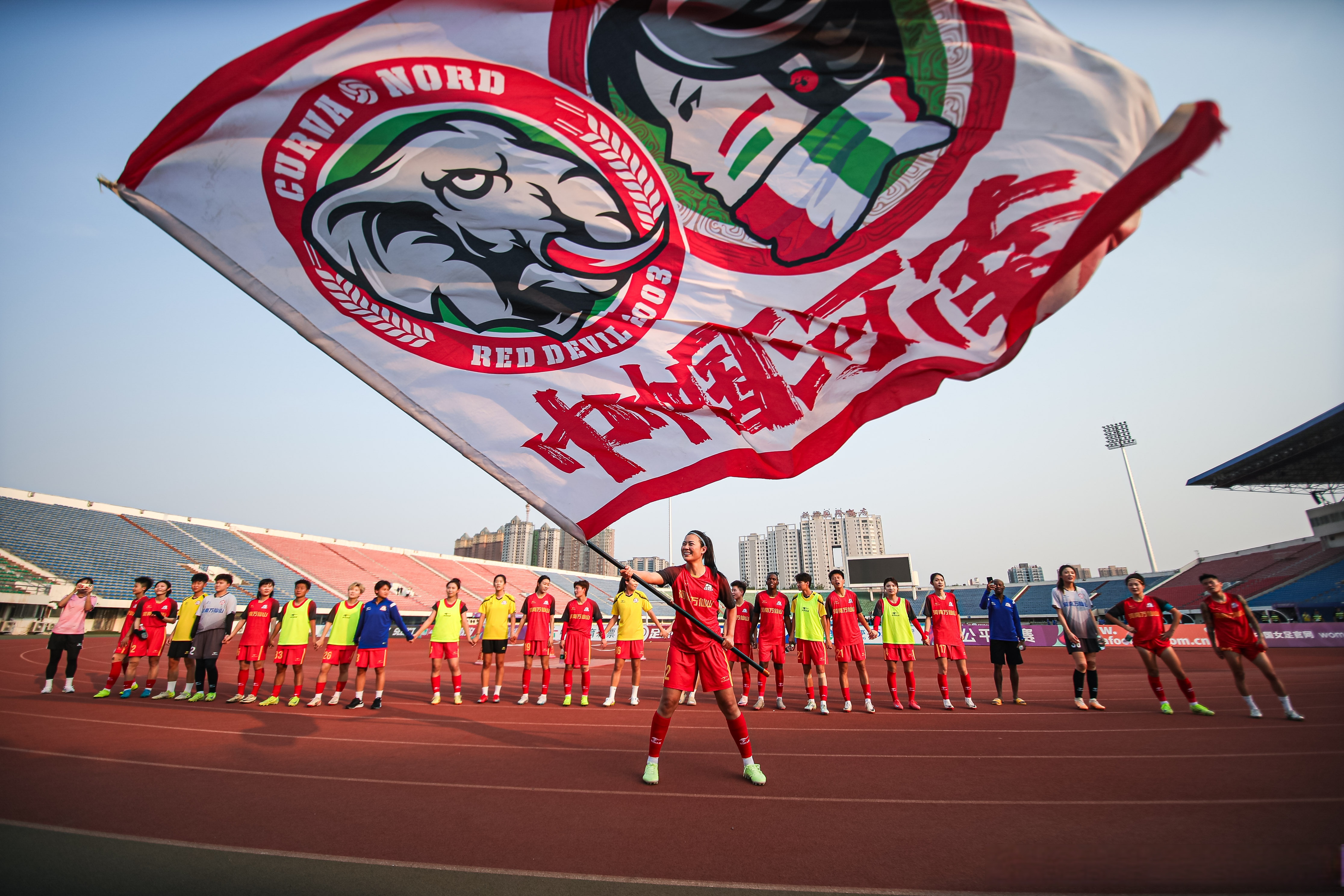 上海申花迎社区盾关键赛，关键时刻遗憾出局，赛场秩序良好，身体对抗强度拉满