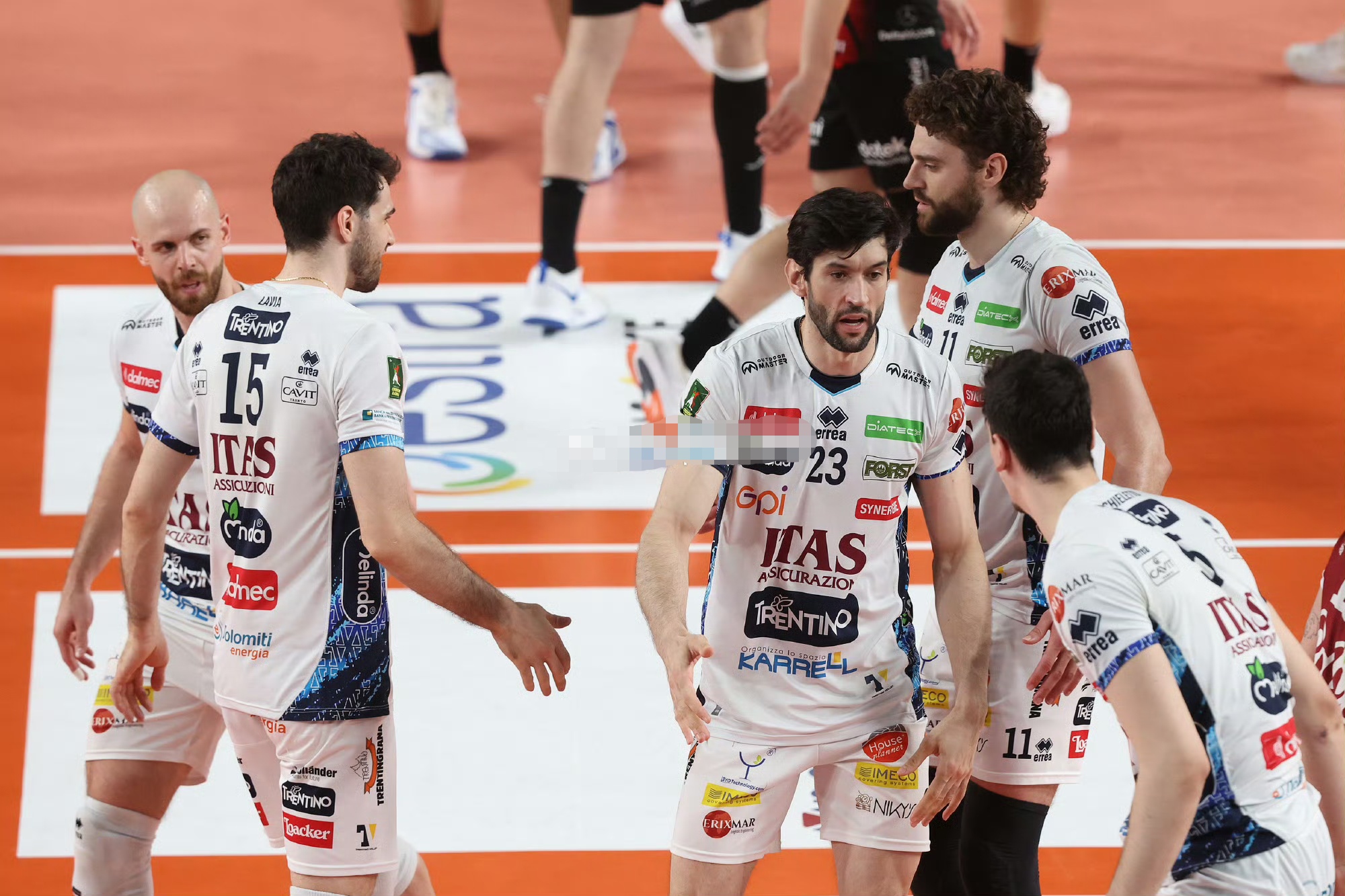 斯图加特迎意大利杯关键赛，窗口期战术微调，球迷炸锅，更衣室氛围转暖